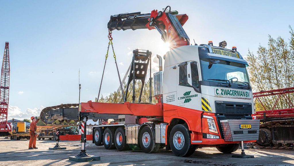 Volvo FH 10x4-trekker met 165 tonmeter-kraan. Deze autolaadkraan is de zwaarste opvouwbare kraan die wij voor deze inzet gebruiken”, aldus Zwagerman over de opbouw. "Het grote voordeel daarvan is dat we selfsupporting zijn en geen extra kraan nodig hebben."