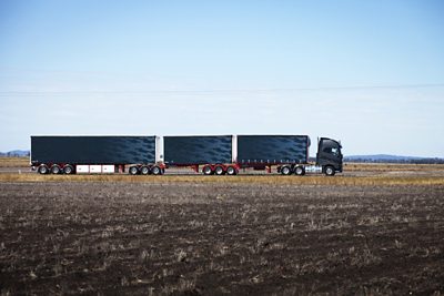 Australië heeft zogenaamde roadtrains: voertuigcombinaties waarvan bekend is dat ze de langste vrachtwagens ter wereld vormen.