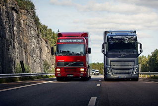 Volvo FH van de eerste generatie uit 1993 en een Volvo FH van de vijfde generatie uit 2020