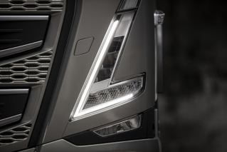 Kenmerkend voor de Volvo FH zijn de V-vormige koplampen