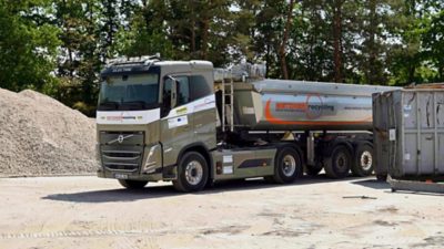 Elektrischer Volvo FH 4x2 Sattelzug von Metzner Recycling auf der Baustelle in Erlangen beim Transport von Recyclingmaterial.