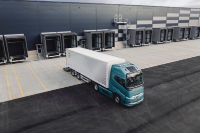 Volvo FH Aero Electric bliver aflæsset i garagen