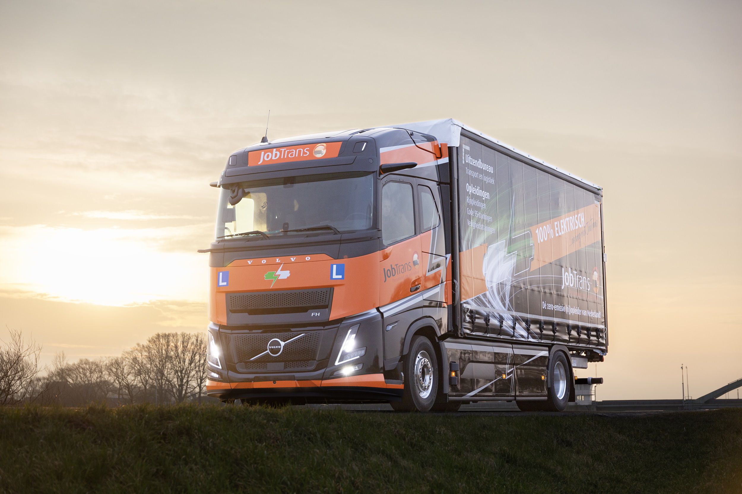 Rijles en nascholing met Volvo FH Aero Electric voor zero-emissie opleidingstraject van JobTrans 