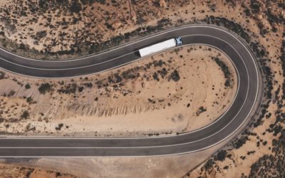 Volvo FH Aero Electric на кривина, прикажан одгоре