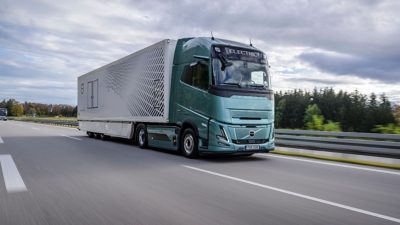 Volvo FH Electric mit Sattelauflieger auf der Autobahn – Elektro-Lkw im Fernverkehrseinsatz