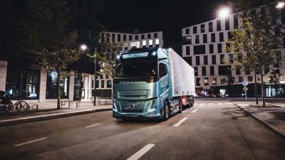 Eine Reihe von Elektro-Trucks von Volvo am Rand einer nicht fertiggestellten Brücke