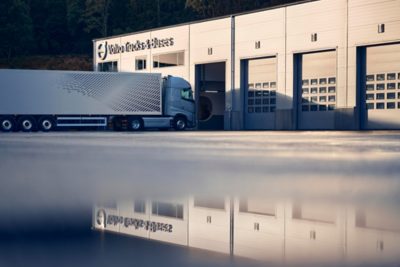 Į serviso centrą važiuojantis dujomis varomas „Volvo FH Aero“
