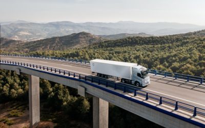 Volvo FH Aero zasilane gazem jadące przez most, widok z boku