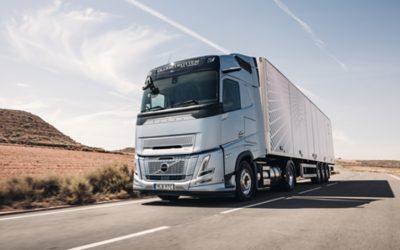 Kaasukäyttöinen Volvo FH Aero ajossa maaseudulla