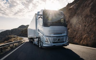 Volvo FH Aero deplasându-se în munți