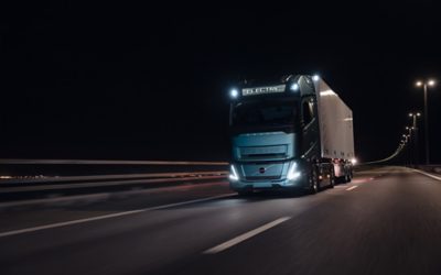 Volvo FH Aero driving in the dark, front and side view