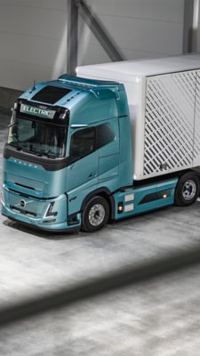Volvo FH Aero parkeret på et lager