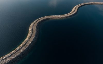 Pennello anti-erosione circondato dall'oceano
