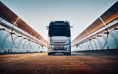 Volvo FH Aero con pannelli fotovoltaici su ciascun lato del camion
