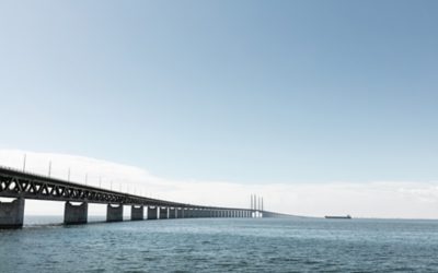 Long pont surplombant l’océan
