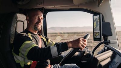 Ein Fahrer fährt mit seinem Lkw an einen Hafen