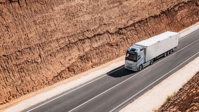 Fahrender Volvo FH auf der Straße