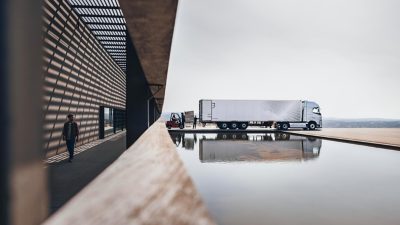 Ein Volvo Truck überquert eine Brücke bei Sonnenuntergang