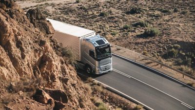 Ein Volvo FH überquert eine Brücke