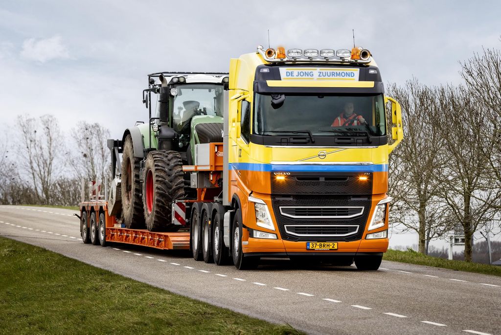 Volvo FH 8x4 met dieplader voor De Jong Zuurmond