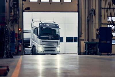 Volvo FH vjíždí do dílny