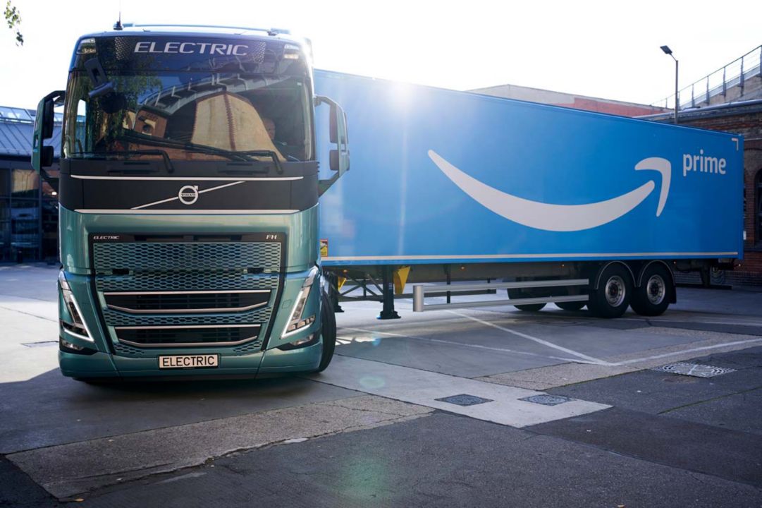 Volvo Trucks liefert 20 schwere Elektro-Lkw an Amazon
