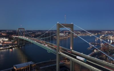 Volvo FH Electric εν κινήσει πάνω σε γέφυρα