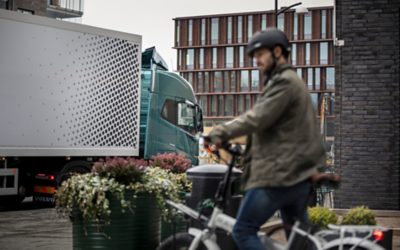 Volvo FH Electric εν κινήσει σε αστικό περιβάλλον