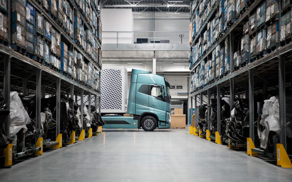 https://assets.volvo.com/is/image/VolvoInformationTechnologyAB/volvo-fh-electric-indoor-warehouse?dpr=off&fit=constrain&qlt=82&ts=1705330656847&wid=1024