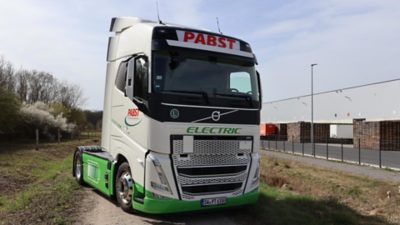 Volvo FH Electric der Spedition Pabst Transport auf einem Betriebsgelände in Gochsheim – Elektro-Lkw für den regionalen CO₂-reduzierten Güterverkehr.
