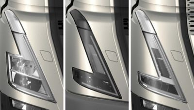 Los icónicos faros delanteros del Volvo FH están disponibles en tres versiones diferentes: uno basado en tecnología halógena y dos basados en tecnología LED; no obstante, todos los modelos ofrecen las características luces de conducción diurna LED en forma de V.  En cuanto a la unidad halógena, está diseñada para mejorar el rendimiento lumínico, mientras que las otras dos versiones se basan íntegramente en tecnología LED, la cual ofrece un rendimiento lumínico mejorado y mayor visibilidad. La versión más avanzada ofrece luces LED altas adaptativas que maximizan la visibilidad del conductor incluso en el tránsito de frente.