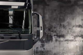 Slim mirrors maximise the visibility for the Volvo FH driver.