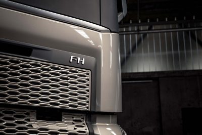 El Volvo FH está diseñado para mantenerte lo más seguro posible sobre ruedas. Los largos días y noches serán más tranquilos estando a bordo de una cabina tan atenta a la protección de su conductor como este modelo de camiones hechos especialmente para los caminos largos. Garantizamos mayor seguridad tras arduas evaluaciones de nuestras cabinas: la prueba sueca de resistencia de la cabina, la prueba de colisión, la prueba de vuelco, la prueba de impacto de cabeza y la prueba de remolque. Todas ellas realizadas a cargo de nuestro equipo especializado, el cual somete a los camiones manteniendo todo el mecanismo interior instalado y el espacio de almacenamiento lleno. 