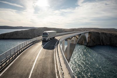 Explore las características que hacen que el Volvo FH se adapte a sus desafíos.