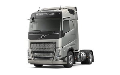 Bočni prednji pogled u studiju na srebrni Volvo FH kamion na plinski pogon.