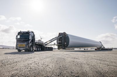 Volvo FH venku při nakládce objemného nákladu ve tvaru válce