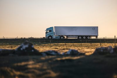  Volvo FH v západu slunce s připojeným dlouhým přívěsem
