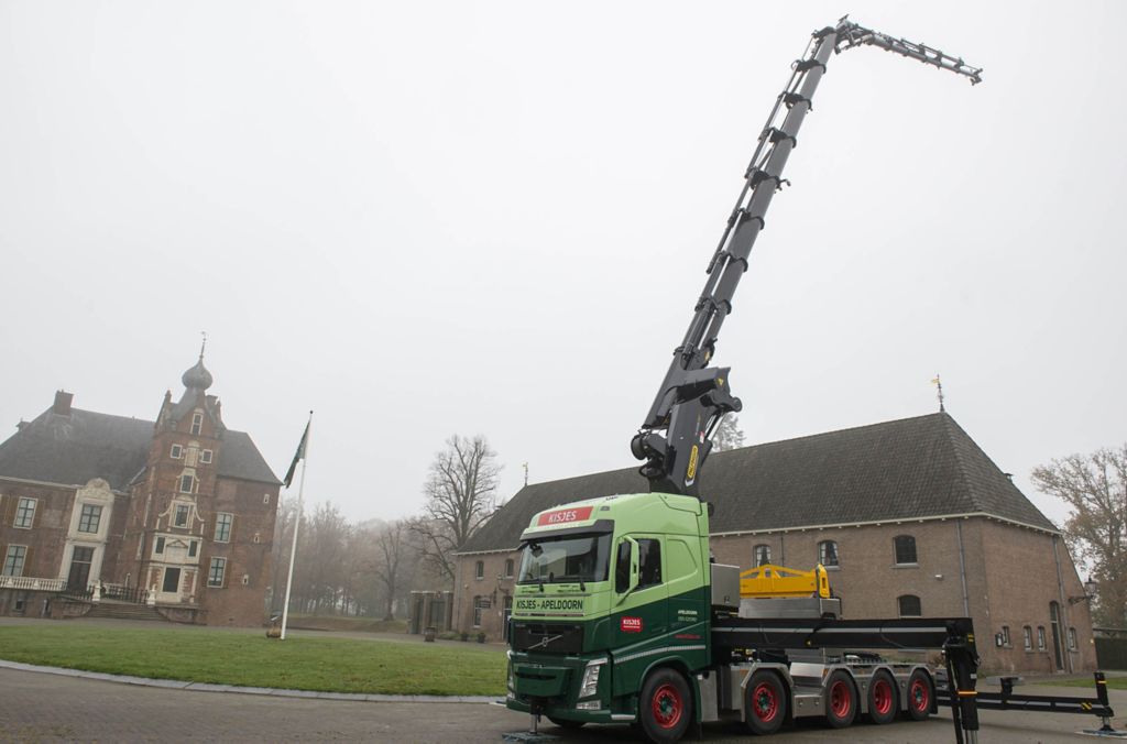 Volvo FH krachtpatser voor Kisjes Transport & Verhuur