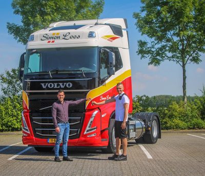 Gerwin Davelaar van Volvo Trucks Nederland overhandigt de sleutels aan chauffeur Michael Smits