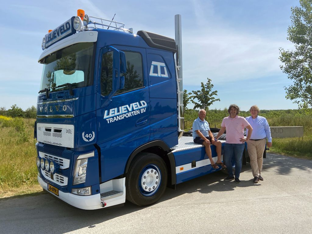 Jubileum van Lelieveld Transporten B.V. extra bijzonder door levering 'oldskool' Volvo-truck 