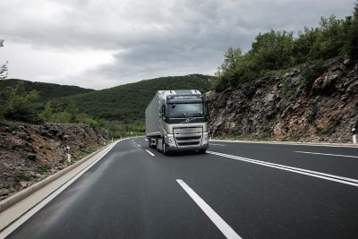 Apskatiet iespējas, ko sniedz Volvo FH spēka pārvadi.