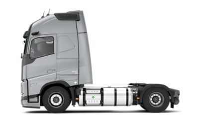 De Volvo FH Aero Electric met vergroot bereik wordt getoond in een strakke studio-omgeving, in een volledig zijaanzicht, met een turquoise cabine en een meerassig chassis dat geschikt is voor diverse opbouwconfiguraties. De afbeelding toont details van het exterieurontwerp, aerodynamische cabinelijnen en chassiscomponenten.