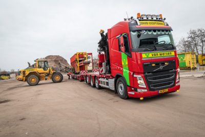 De nieuwe Volvo FH van BQ Duiker, uitgevoerd als 8x2 TAG-XL met een GVW van 41,5 ton en een volledig elektrisch aangedreven kraan.