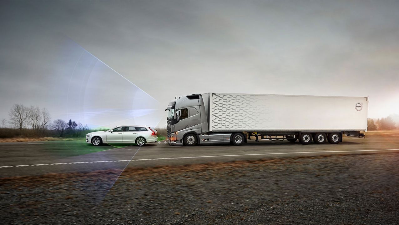 Volvo FH ha applicato il sistema di sicurezza della frenata di emergenza per evitare la collisione con un'altra vettura 