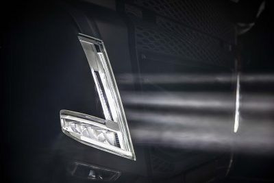The adaptive high beam lets you drive your Volvo FH16 with the high beam in busy traffic.