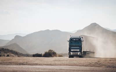 Volvo FH16 Aero cu un munte pe fundal