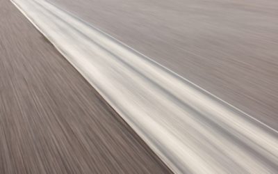 Vaizdas, kuriame parodyta kelio danga važiuojant dideliu greičiu