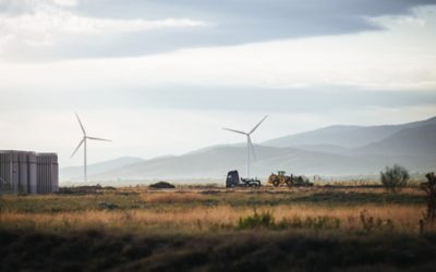 Volvo Fh16 Aero deplasându-se pe lângă turbine eoliene