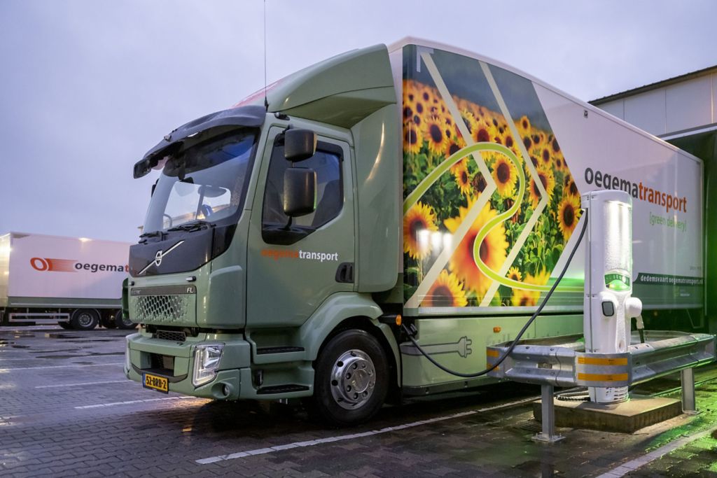 Hoe gaat het opladen en bijladen van een elektrische truck?