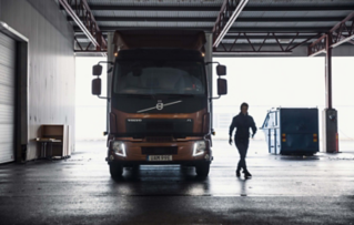 Door het exterieurontwerp van de cabine past de Volvo FL perfect in het straatbeeld.